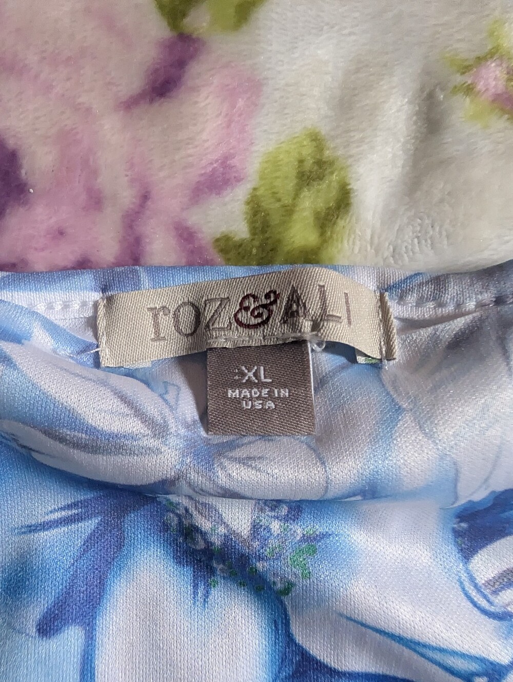 Roz & Ali Light Blue Floral Lace Short Sleeve Top - Picture 2 of 2